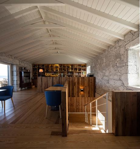 Fusión de edificio histórico rehabilitado y anexo de madera contemporáneo