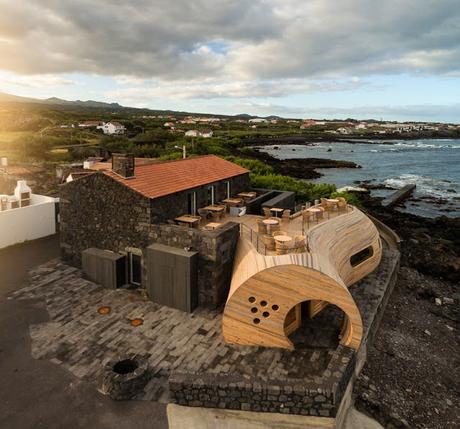 Fusión de edificio histórico rehabilitado y anexo de madera contemporáneo