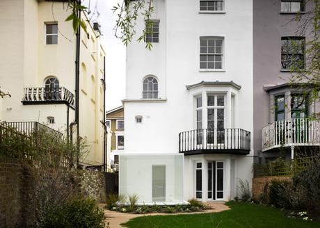 Extensión de vidrio integrada en la fachada