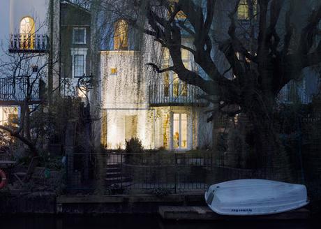 Extensión de vidrio integrada en la fachada