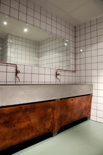 Aspecto industrial en este restaurante de Estocolmo Aspecto industrial en este restaurante de Estocolmo