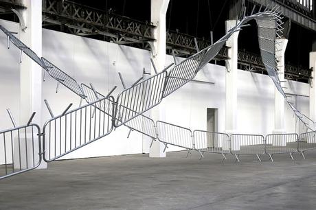 Escultura con vallas.