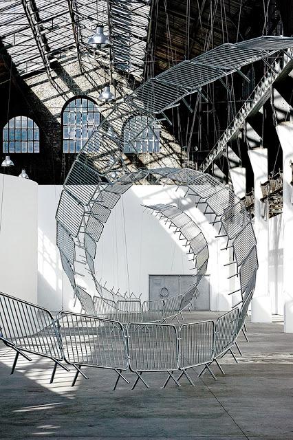 Escultura con vallas. Escultura con vallas.