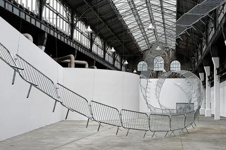 Escultura con vallas.