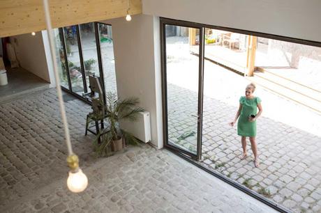 Un antiguo establo convertido en oficinas y taller.