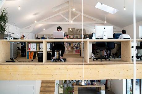 Un antiguo establo convertido en oficinas y taller.