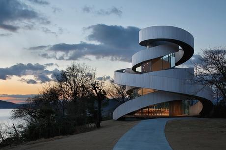 Una capilla minimalista integrada en un espectacular paisaje, Japón.