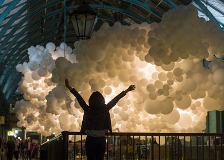 100.000 globos blancos forman una creativa nube en Covent Garden, Londres