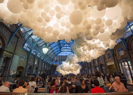 100.000 globos blancos forman una creativa nube en Covent Garden, Londres