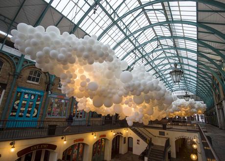 100.000 globos blancos forman una creativa nube en Covent Garden, Londres