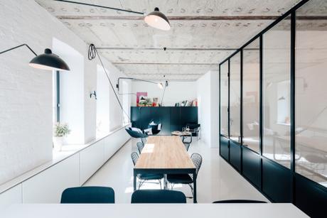 Blanco y negro en el diseño interior de apartamento en Moscú