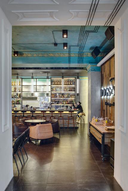 Combinación de estilos en el diseño interior de este bar en Kiev