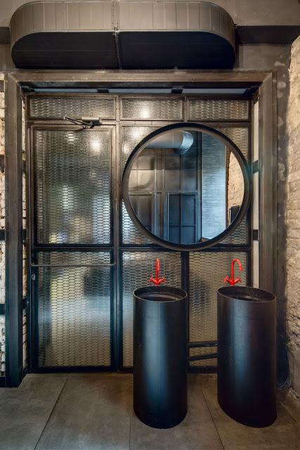 Combinación de estilos en el diseño interior de este bar en Kiev