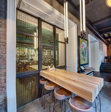 Combinación de estilos en el diseño interior de este bar en Kiev