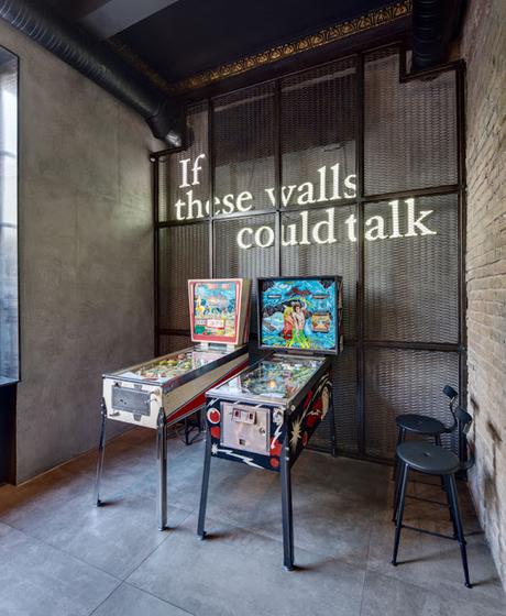 Combinación de estilos en el diseño interior de este bar en Kiev