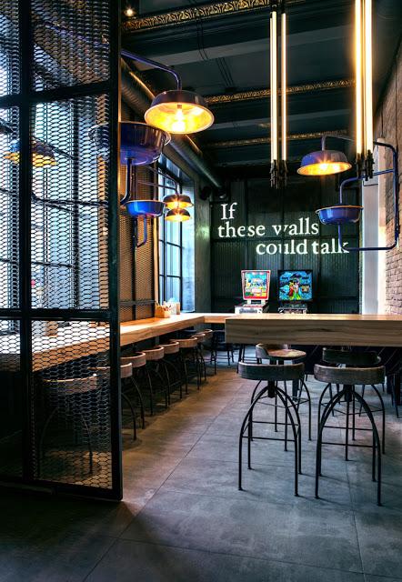 Combinación de estilos en el diseño interior de este bar en Kiev