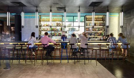Combinación de estilos en el diseño interior de este bar en Kiev
