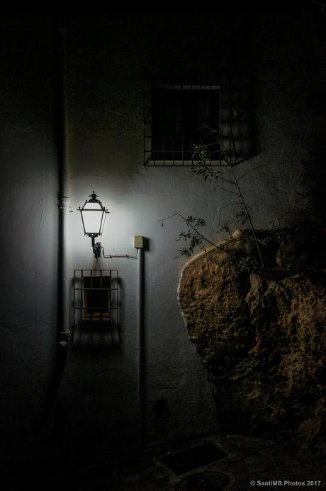 A la tenue luz de la farola