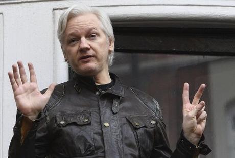 #Ecuador nacionaliza a Julian Assange
