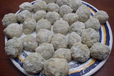 Albóndigas de Chocos en Salsa de Almendras con Gambas y Langostinos Albóndigas de Chocos en Salsa de Almendras con Gambas y Langostinos