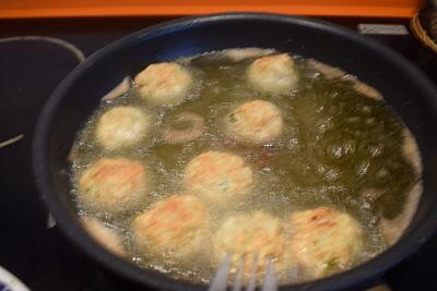 Albóndigas de Chocos en Salsa de Almendras con  Gambas y Langostinos