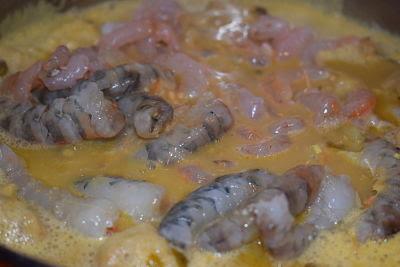 Albóndigas de Chocos en Salsa de Almendras con  Gambas y Langostinos