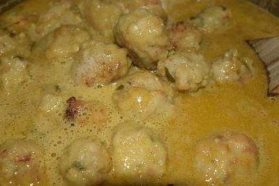 Albóndigas de Chocos en Salsa de Almendras con  Gambas y Langostinos