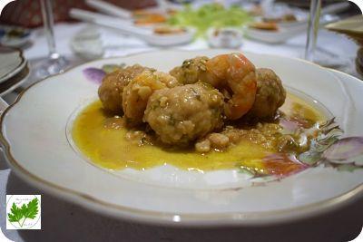 Albóndigas de Chocos en Salsa de Almendras con Gambas y Langostinos albóndigas_gmbas