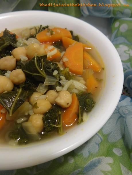 SOUPE AUX CAROTTES, CHOU KALE ET POIS CHICHES / CARROT, KALE AND CHICKPEAS SOUP / SOPA DE ZANAHORIA, KALE Y GARBANZOS / حساء الجزر و الكرنب الاجعد و الحمص