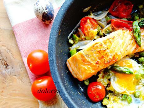 Salmón con espárragos y huevos de codorniz Salmón con espárragos y huevos de codorniz