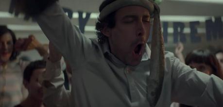 Un hombre usa un pez como corbata en este anuncio de Pictionary con final inesperado