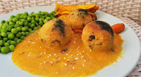 Albóndigas de mijo con salsa de zanahoria y cebolla