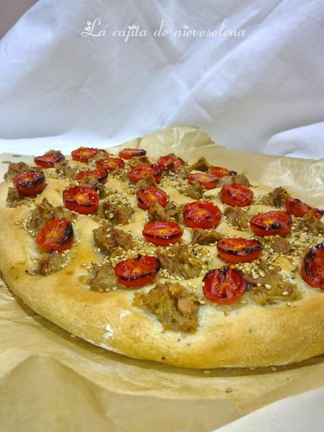 Focaccia de atún y tomatitos cherrys a la provenzal