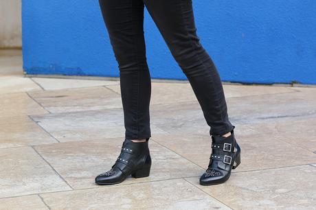 Outfit de invierno con jeans negros