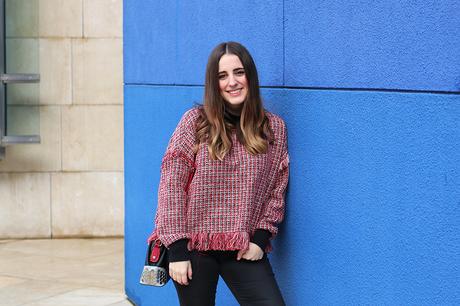 Outfit de invierno con jeans negros