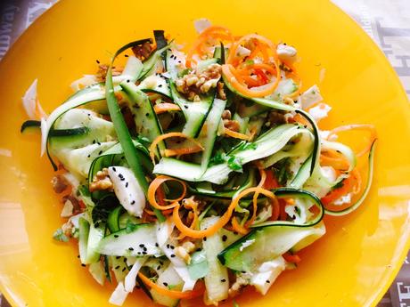 Ensalada fresca de calabacín, hinojo, zanahoria y mozzarella