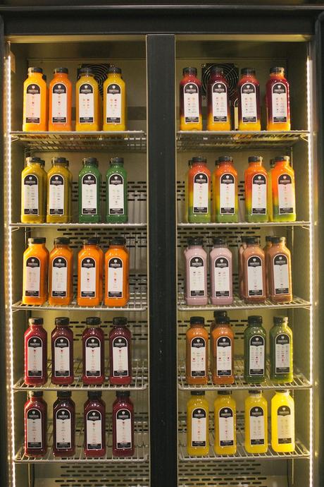 All You Need Is Juice · Frutería 3.0 en l’Eixample fruiteca nevera cold pressed juice