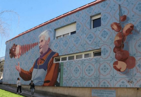 Los geniales murales de abuelas gallegas superheroínas de Joseba Muruzábal