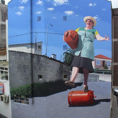 Los geniales murales de abuelas gallegas superheroínas de Joseba Muruzábal