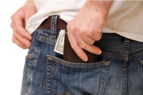 Estas son las consecuencias de guardar la billetera en el bolsillo trasero del pantalón