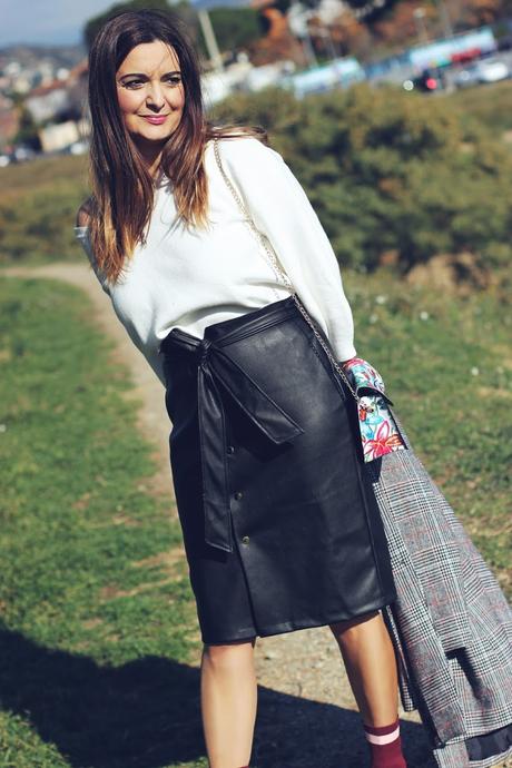 Con falda lapiz de polipiel