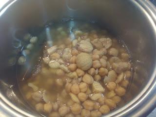 GUISO DE GARBANZOS CON CASTAÑAS PILONGAS