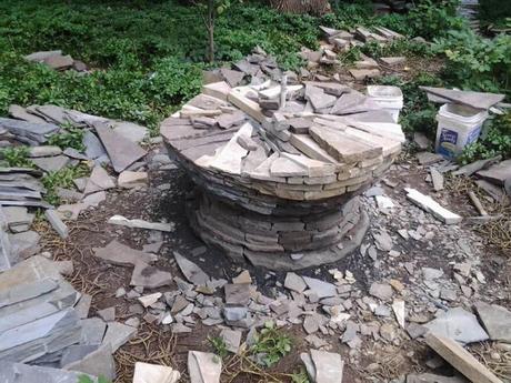 Davin Devine hace esculturas de piedras en su jardín sin usar cemento y son muy originales Davin Devine hace esculturas de piedras en su jardín sin usar cemento y son muy originales