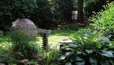 Davin Devine hace esculturas de piedras en su jardín sin usar cemento y son muy originales Davin Devine hace esculturas de piedras en su jardín sin usar cemento y son muy originales