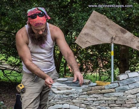 Davin Devine hace esculturas de piedras en su jardín sin usar cemento y son muy originales