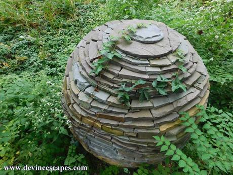 Davin Devine hace esculturas de piedras en su jardín sin usar cemento y son muy originales