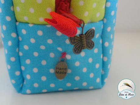 Estuches con bolsillos movibles.