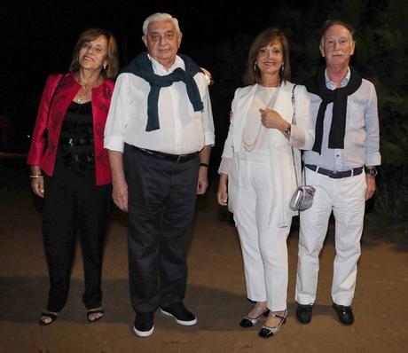 El presidente de la Bolsa de Comercio de Buenos Aires, Adelmo Gabbi, junto a su mujer; y el presidente de la Cámara Argentina de la Construcción, Gustavo Weiss, junto a su mujer Myrian Levy, ambos luciendo camisas blancas y celestes con sweater en los hombros en verde petróleo y azul noche.