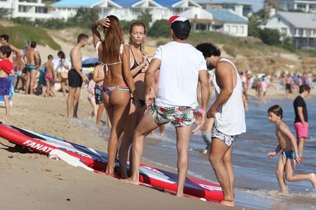 Remeras blancas, musculosas y shorts de baño estampados son los diseños más vistos en las playas de Punta del Este.