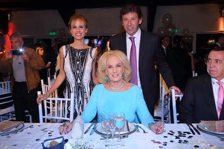 Mirtha Legrand y Mariana Fabbiani junto a Gustavo Posse, quien en el marco de esta fiesta entregó distinciones a personas e instituciones que se destacan por su compromiso solidario